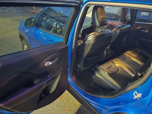 Used 2019 Jeep Cherokee Trailhawk AWD/4WD image 15