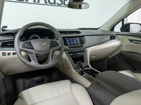 Used 2018 Cadillac XT5 Luxury w/ Driver Awareness Package AWD/4WD image 16