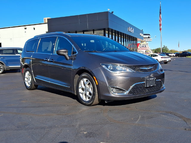 Used 2020 Chrysler Pacifica Touring-L FWD image 1