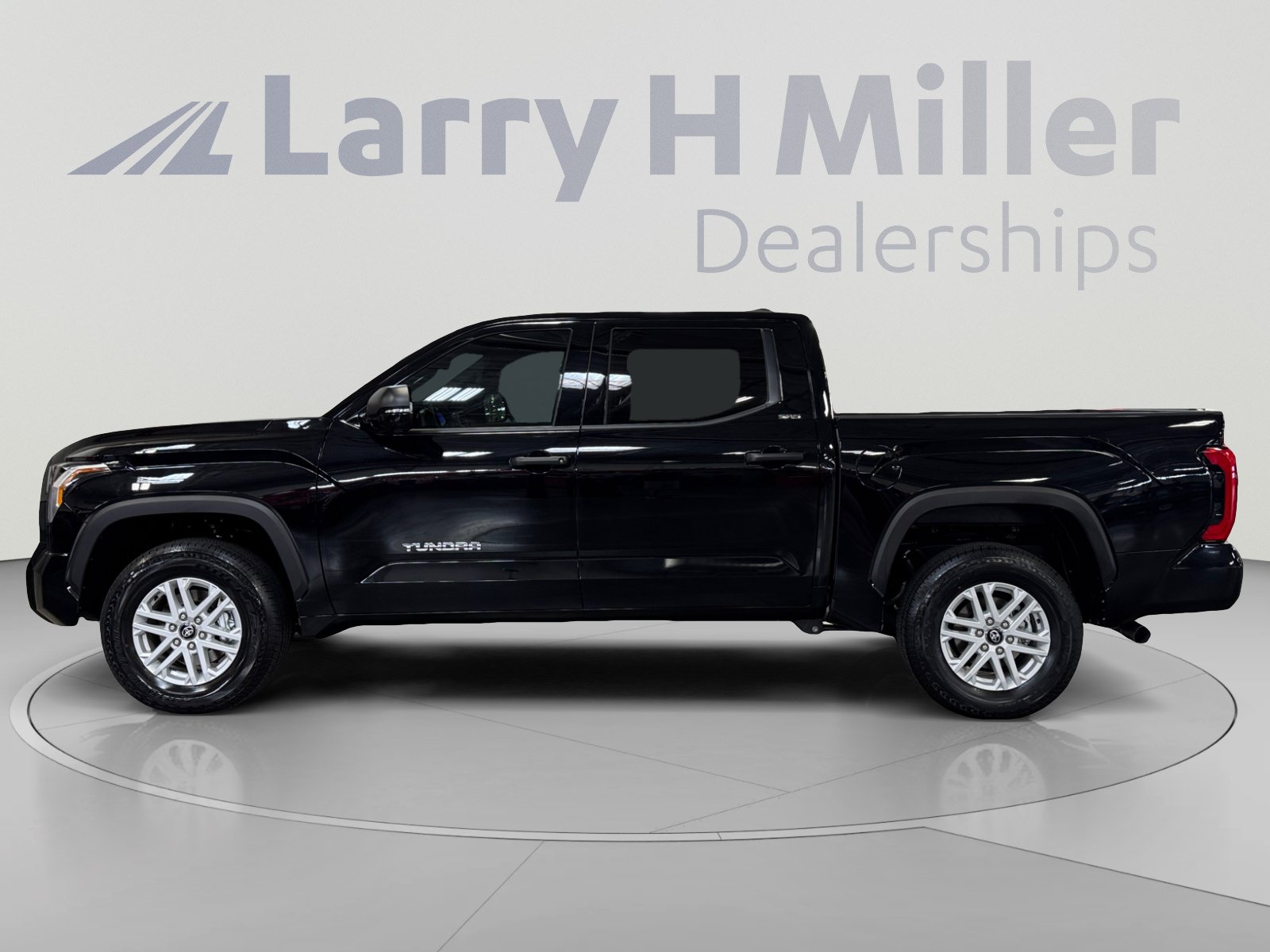 Used 2026 Toyota Tundra SR5 w/ SR5 Convenience Package AWD/4WD image 2