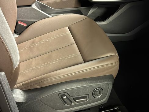 Used 2024 Audi Q4 e-tron Prestige image 11