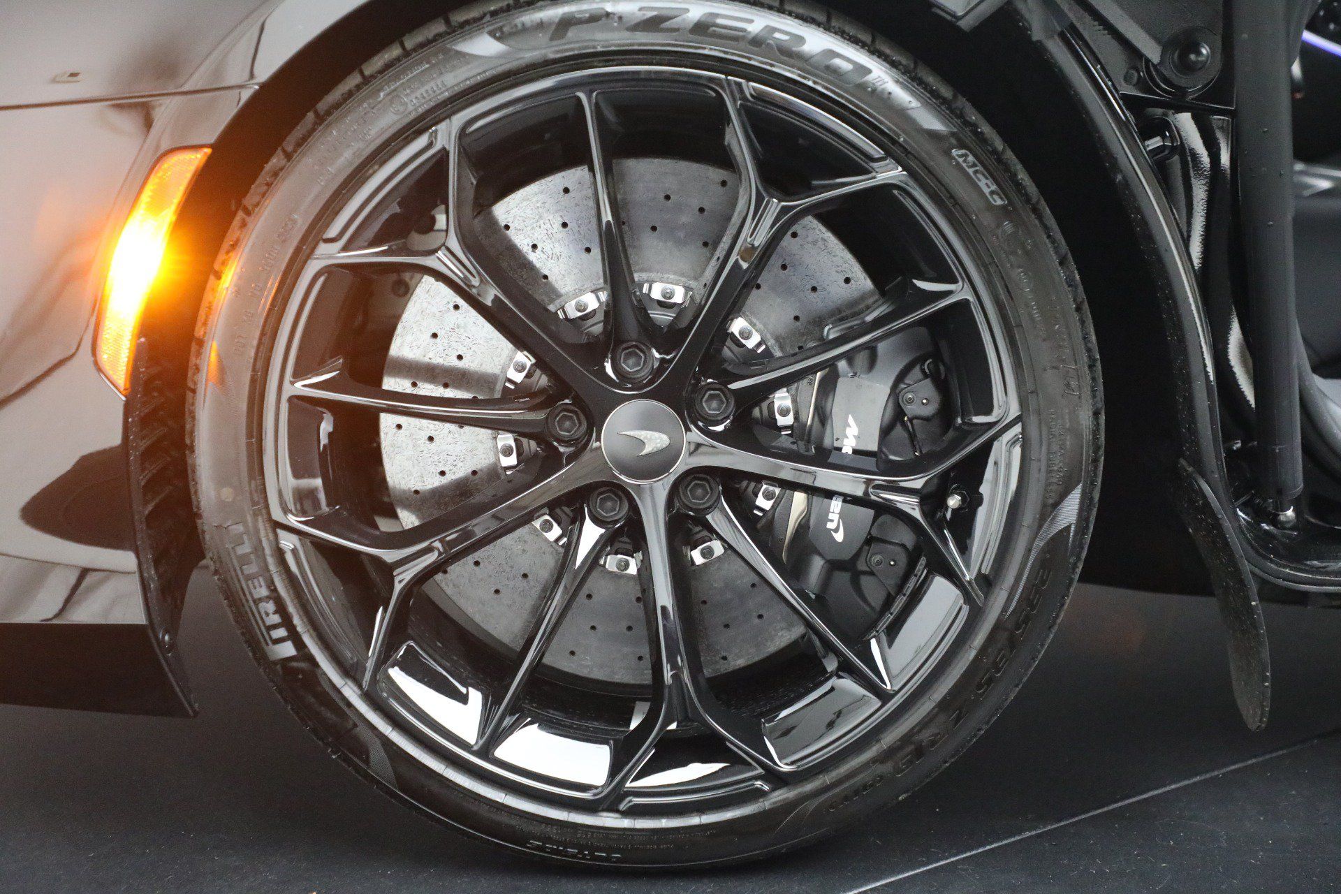 Used 2025 McLaren Artura RWD image 34