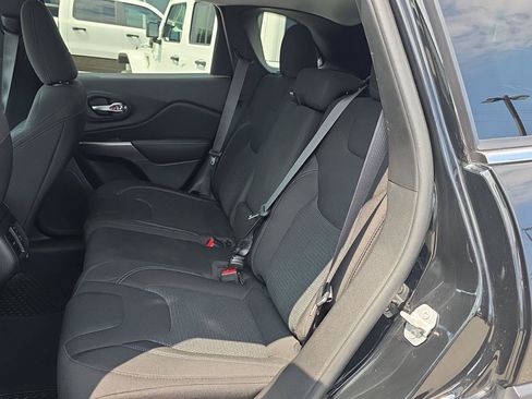 Used 2019 Jeep Cherokee Latitude w/ Cold Weather Group FWD image 16