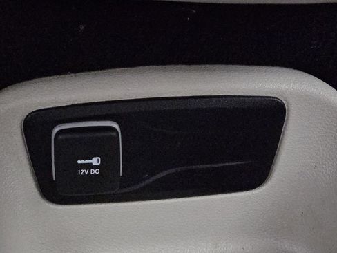 Used 2022 Chrysler Voyager LX FWD image 16