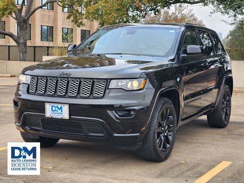 Used 2021 Jeep Grand Cherokee Laredo X image 3