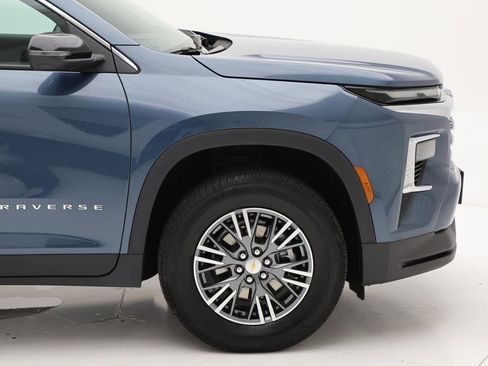 Used 2025 Chevrolet Traverse LT image 4