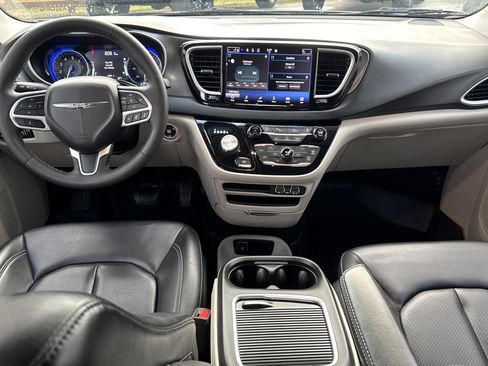 Used 2023 Chrysler Pacifica Touring-L image 23