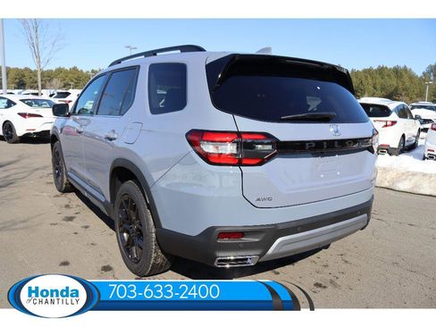 New 2025 Honda Pilot Touring image 5