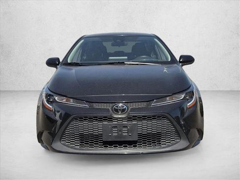Used 2022 Toyota Corolla LE image 2