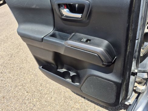 Used 2018 Toyota Tacoma TRD Off-Road AWD/4WD image 19