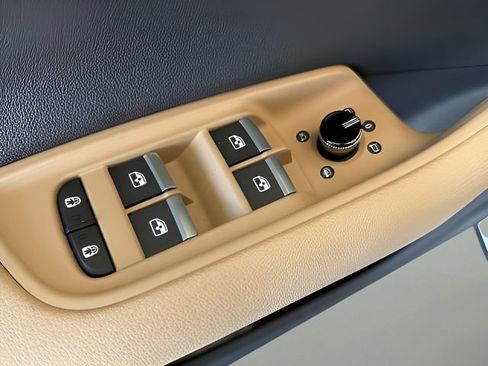 Used 2025 Audi Q8 Premium image 14