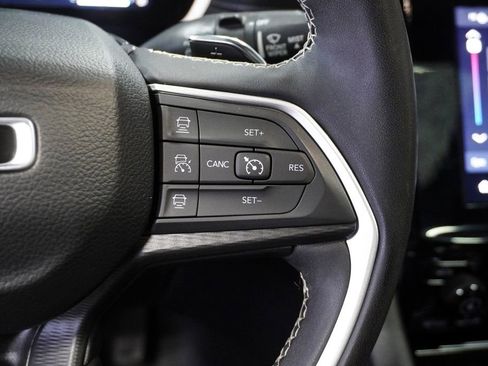 Used 2023 Jeep Grand Cherokee Altitude image 23