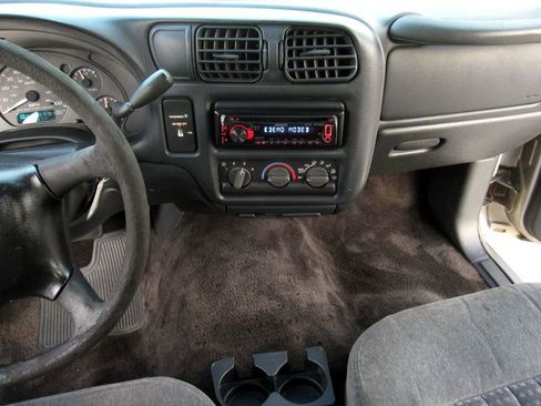 Used 2001 Chevrolet S10 Pickup LS w/ Preferred Equipment Group image 19