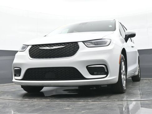 Used 2023 Chrysler Pacifica Touring FWD image 31