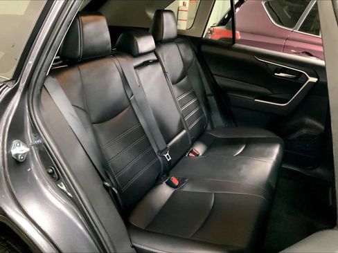 Used 2021 Toyota RAV4 XLE Premium image 19