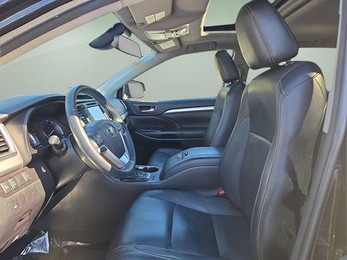 Used 2018 Toyota Highlander XLE w/ Carpet Mat Package (TMS) image 14