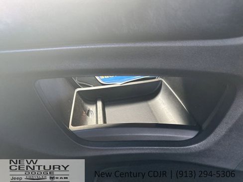 Used 2025 Chrysler Pacifica Limited FWD image 21