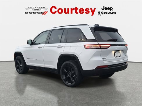 Certified 2024 Jeep Grand Cherokee Limited w/ Black Appearance Package image 7