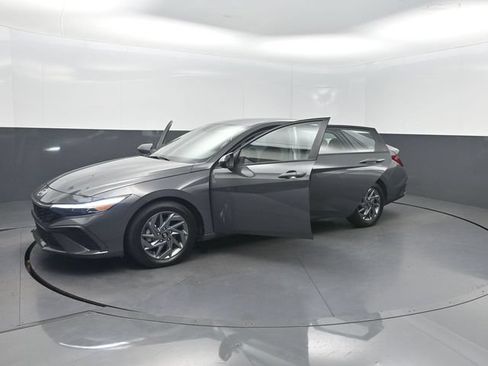 Used 2024 Hyundai Elantra SEL FWD image 31