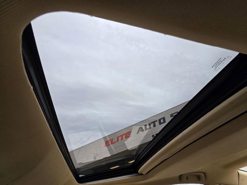 Used 2018 Toyota Avalon Limited image 27