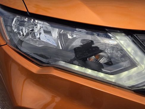 Used 2017 Nissan Rogue SV image 4