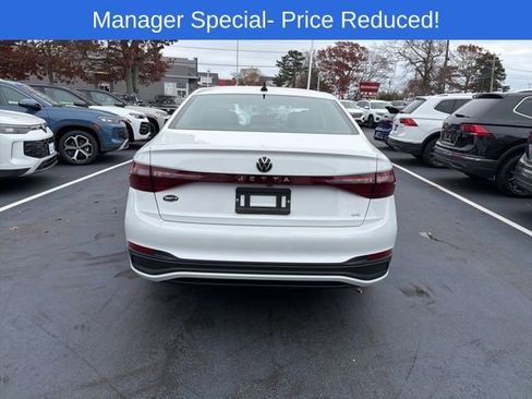 Certified 2025 Volkswagen Jetta SE w/ Sunroof Package image 6