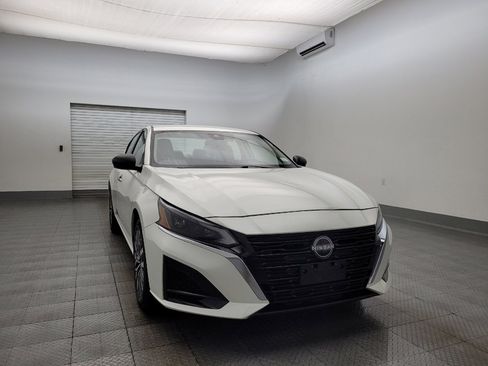 Used 2024 Nissan Altima 2.5 SV image 14