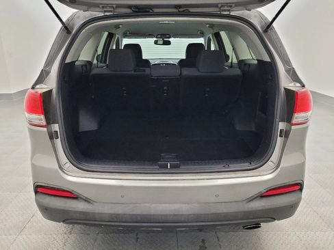 Used 2017 Kia Sorento LX w/ LX Convenience Package image 29
