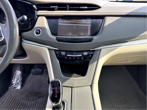 Used 2018 Cadillac XT5 Premium Luxury FWD image 19