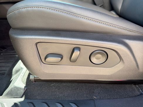 Used 2024 Chevrolet Colorado LT w/ LT Convenience Package III RWD image 12