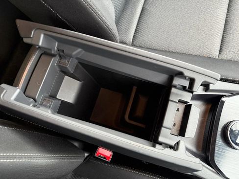 Used 2025 Nissan Rogue SV image 33