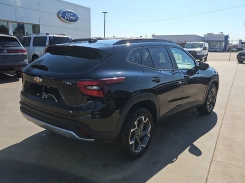 Used 2025 Chevrolet Trax LT FWD image 9