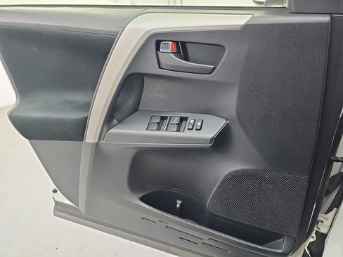 Used 2018 Toyota RAV4 LE image 24