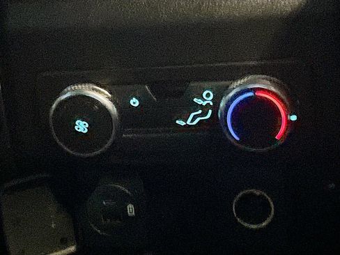 Used 2022 Ford Explorer XLT image 25