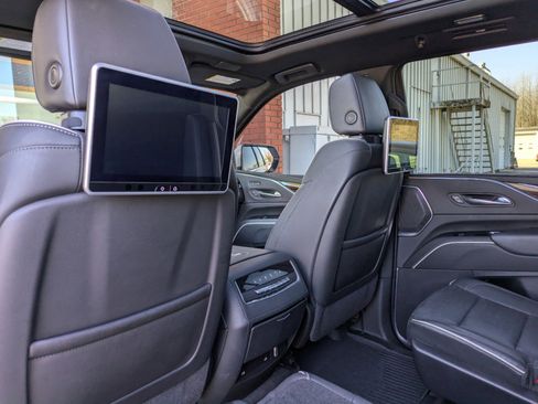 Used 2022 Cadillac Escalade Premium Luxury w/ Performance Package image 16