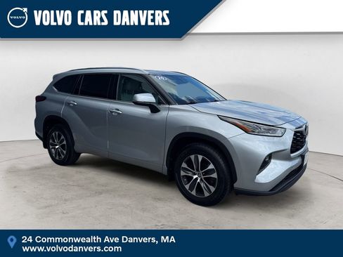 Used 2021 Toyota Highlander XLE AWD/4WD image 1