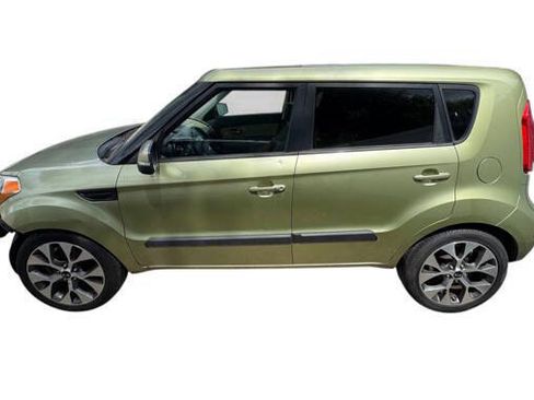 Used 2013 Kia Soul ! w/ Premium Pkg FWD image 2