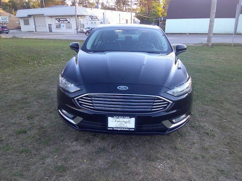 Used 2017 Ford Fusion SE w/ Equipment Group 201A FWD image 2