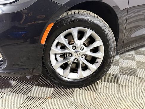 Used 2023 Chrysler Pacifica Touring-L AWD/4WD image 2