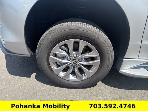 Used 2024 Toyota Sienna XLE FWD image 30