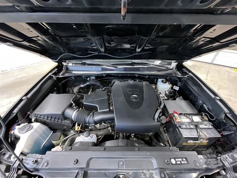 Used 2018 Toyota Tacoma TRD Off-Road w/ Technology Package AWD/4WD image 31