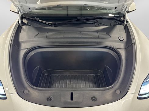 Used 2022 Tesla Model Y Long Range image 11