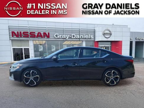 Used 2023 Nissan Altima 2.5 SR FWD image 4