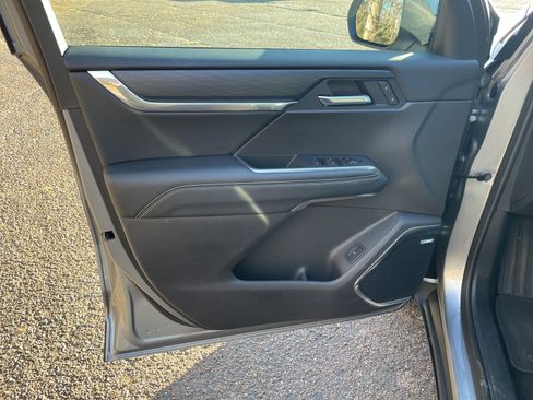 Used 2025 GMC Acadia Elevation image 11