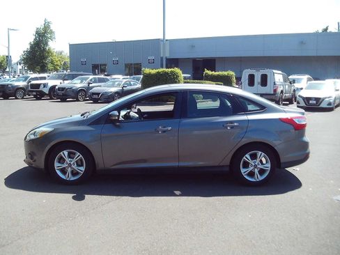 Used 2014 Ford Focus SE FWD image 2
