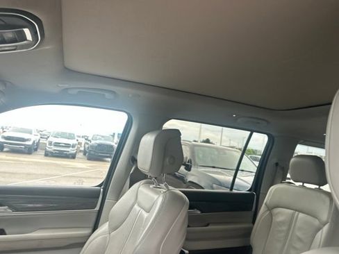 Used 2022 Jeep Wagoneer Series III w/ Premium Group I AWD/4WD image 13