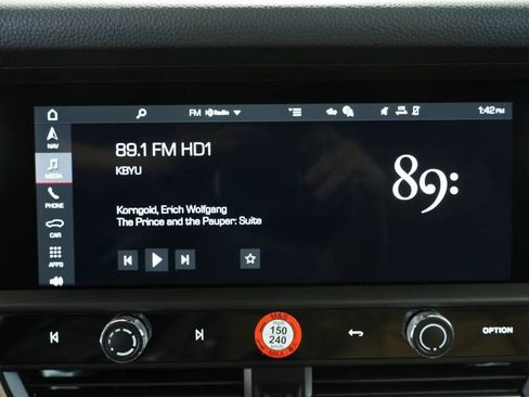 Certified 2025 Porsche Macan AWD/4WD image 18