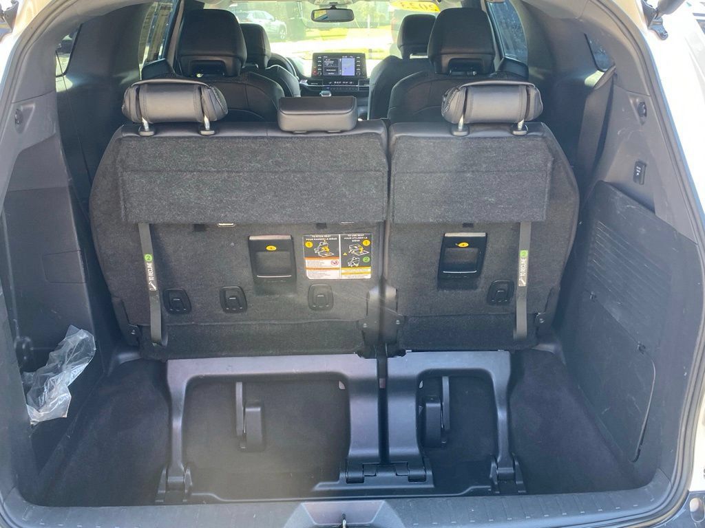 Used 2023 Toyota Sienna XSE FWD image 11