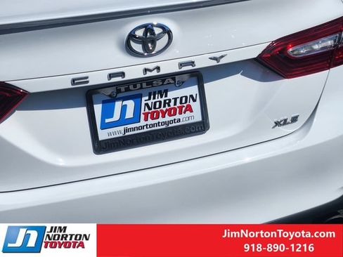 Used 2019 Toyota Camry XLE FWD image 12