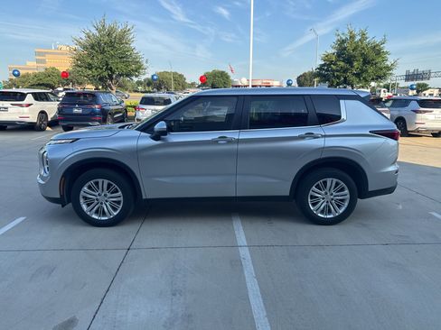 Used 2023 Mitsubishi Outlander ES AWD/4WD image 2